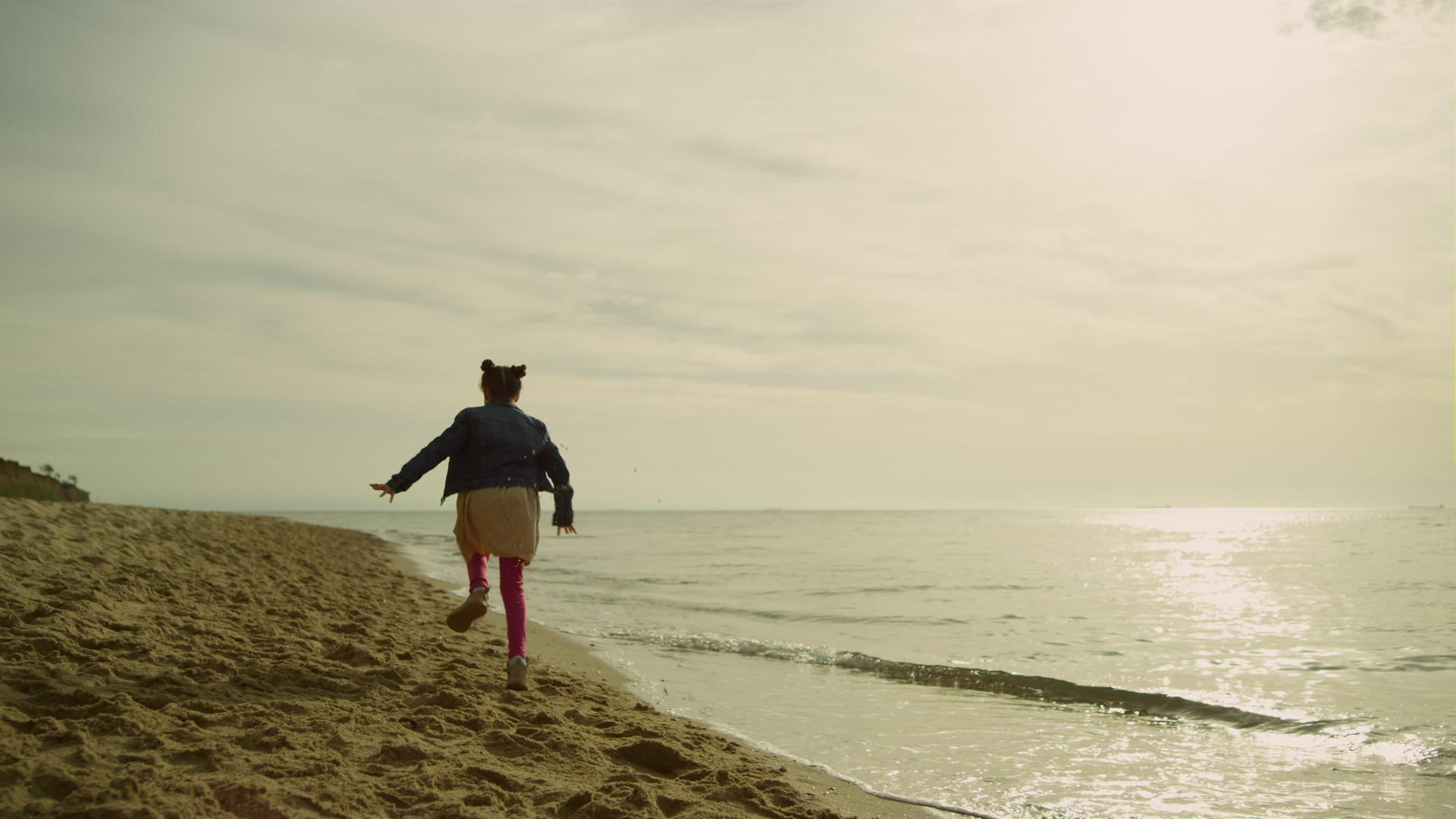 日落时分女孩在沙海中奔跑视频的预览图