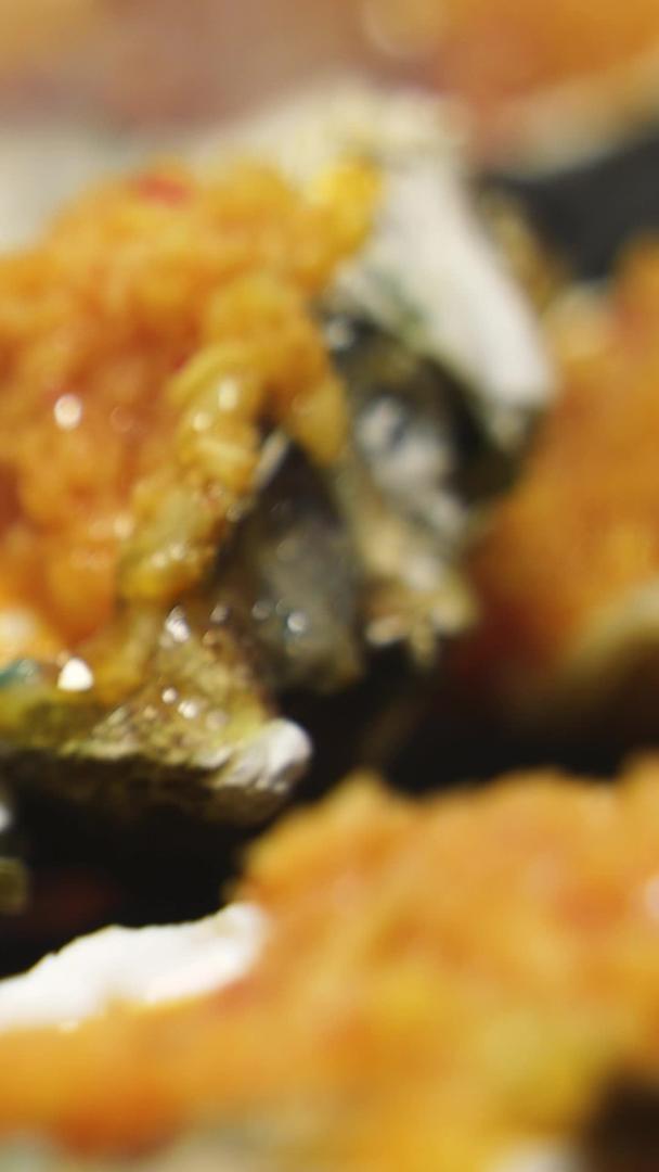 慢动作升级拍摄素材海鲜水产中式美食烧烤碳烤宵夜小吃视频的预览图
