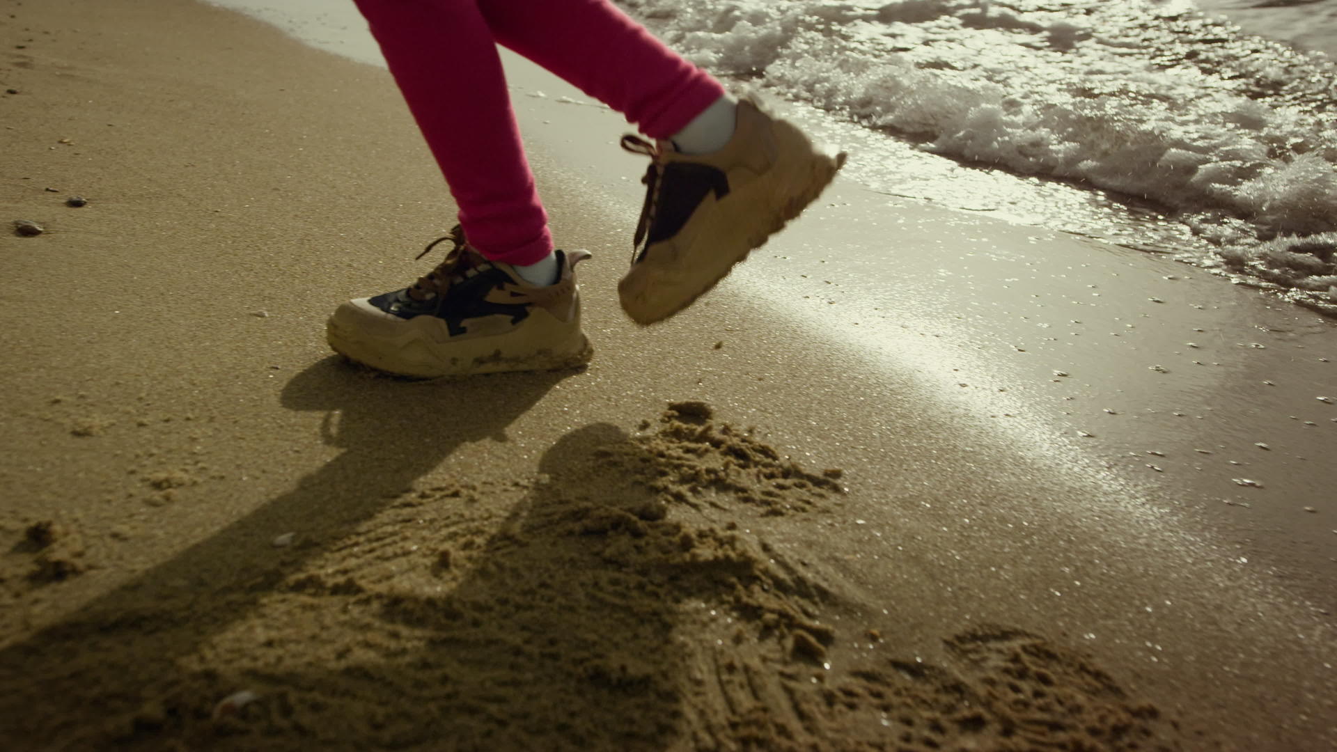 孩子们的腿在海边行走视频的预览图