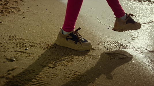 小孩走到海滩上视频的预览图