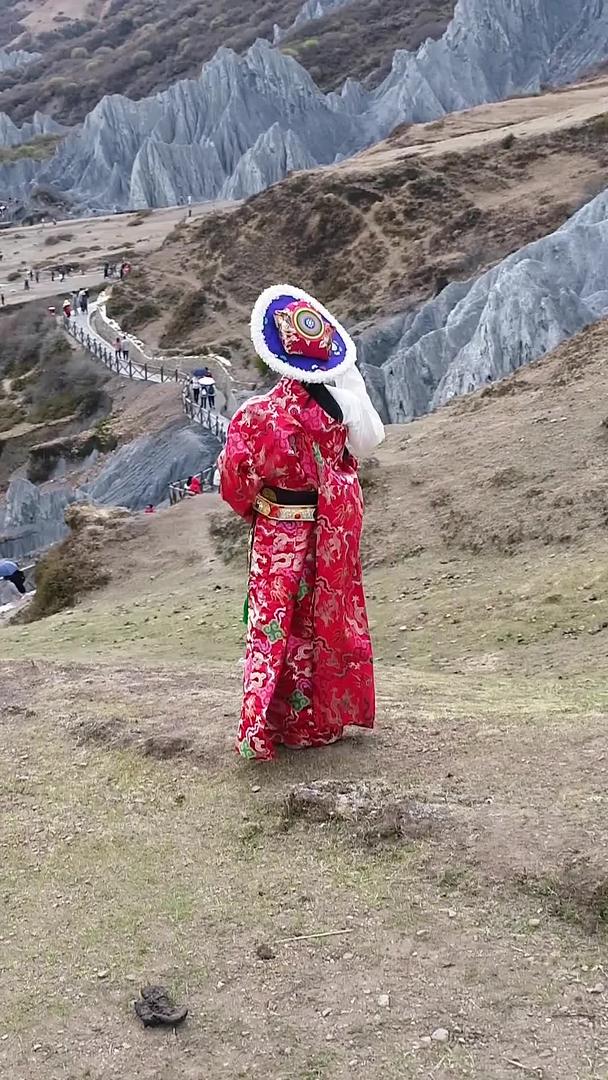 甘孜藏族自治州墨石藏族妇女航拍视频的预览图