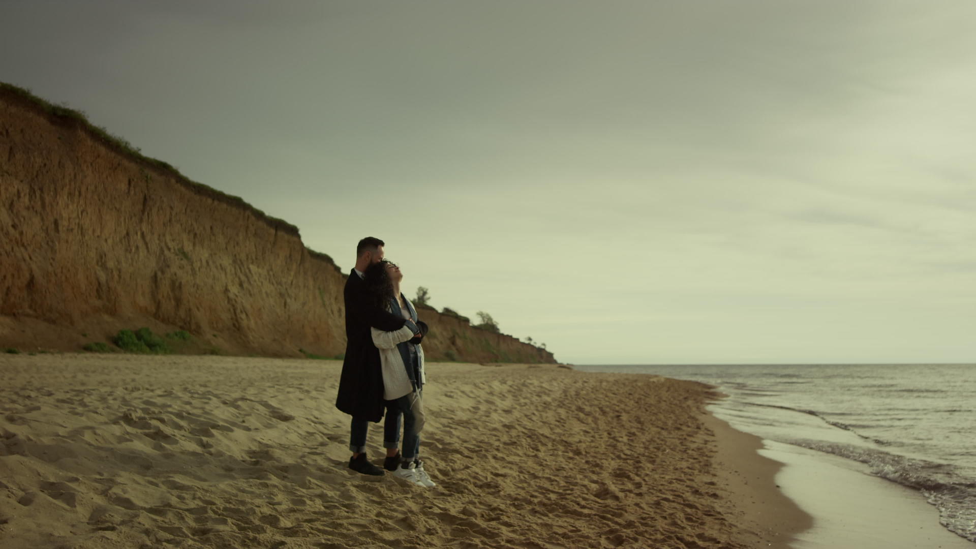 情侣们在度假期间拥抱海滩和海滩视频的预览图