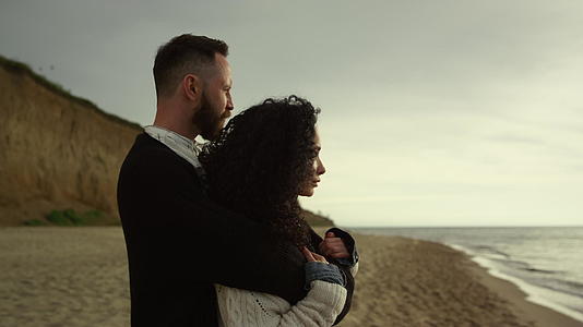 美丽的恋人在海岸线上拥抱在一起视频的预览图