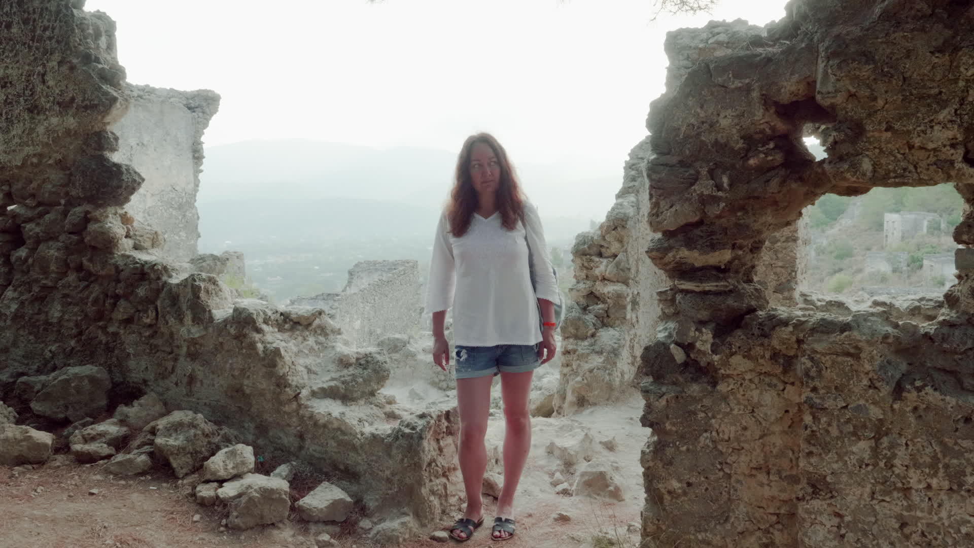 女人站在古老的废墟上视频的预览图