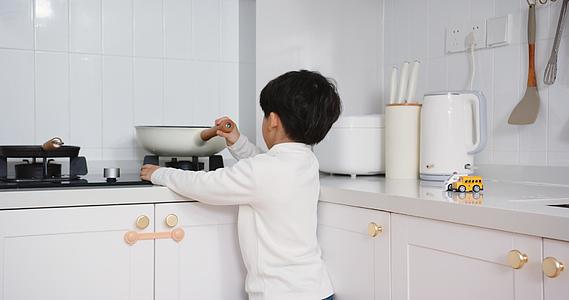 灶台使用厨房用具的居家儿童视频的预览图