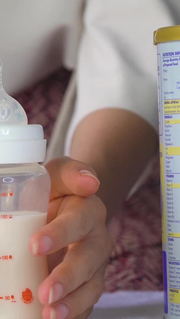 泡奶粉测试牛奶的温度视频的预览图