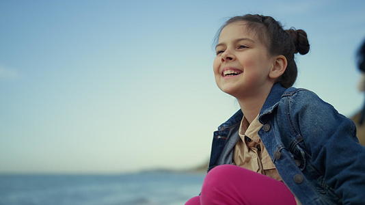 女孩在暑假里微笑着享受海滩视频的预览图