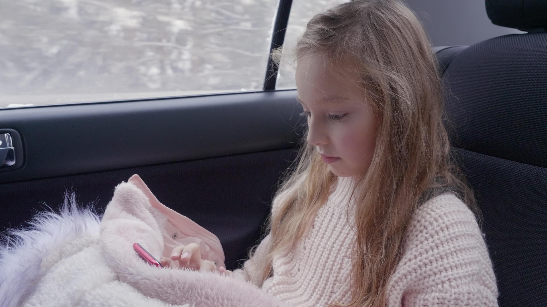 这个可爱的年轻女孩在网上上网旅行时坐在车里视频的预览图