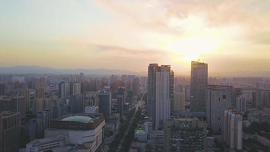 航拍城市上空的夕阳视频的预览图