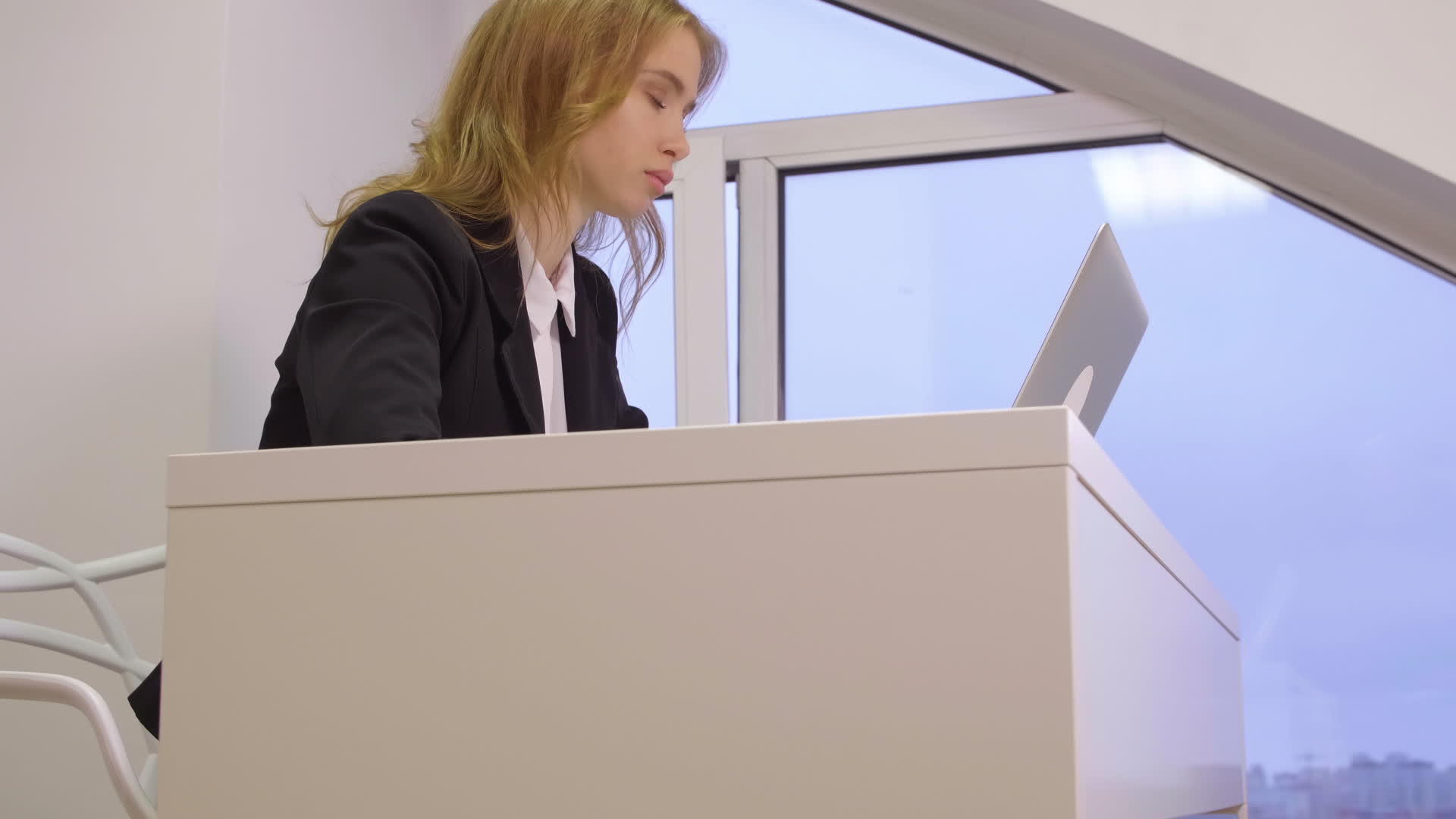 一个年轻的女商人用笔记本电脑在商务办公室工作视频的预览图