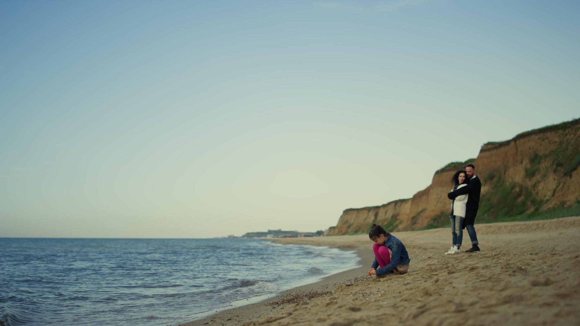 一家人在平静的海浪中休息海滩视频的预览图