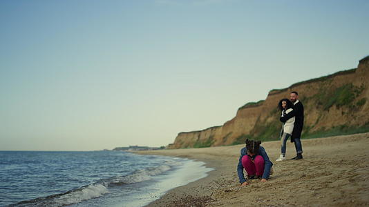 人们在海边放松家庭度假视频的预览图