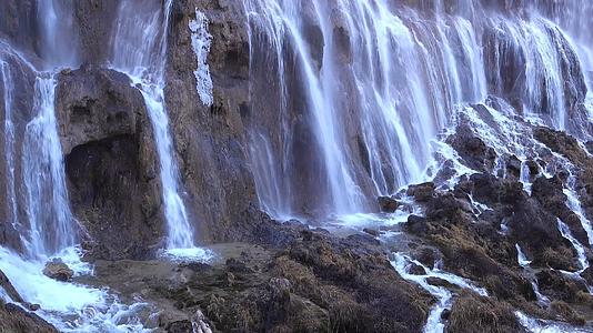 诺日朗瀑布实拍视频的预览图