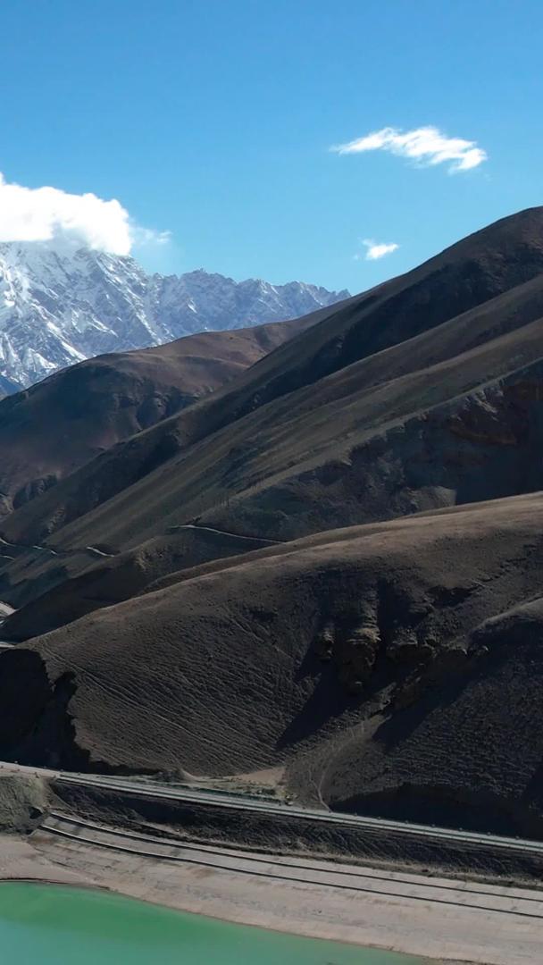 新疆帕米尔高原景区5A航拍白沙湖风光山路视频视频的预览图