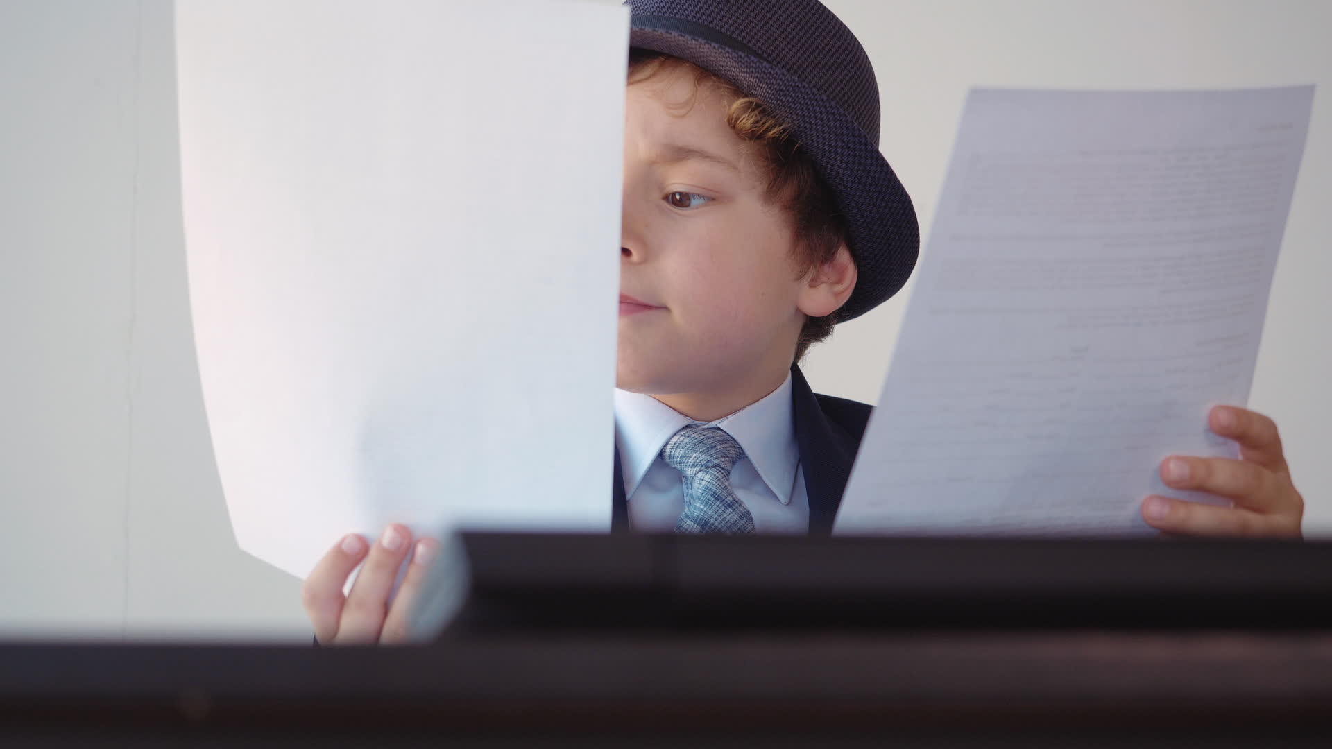 办公桌旁的年轻男孩阅读商业文件1998视频的预览图