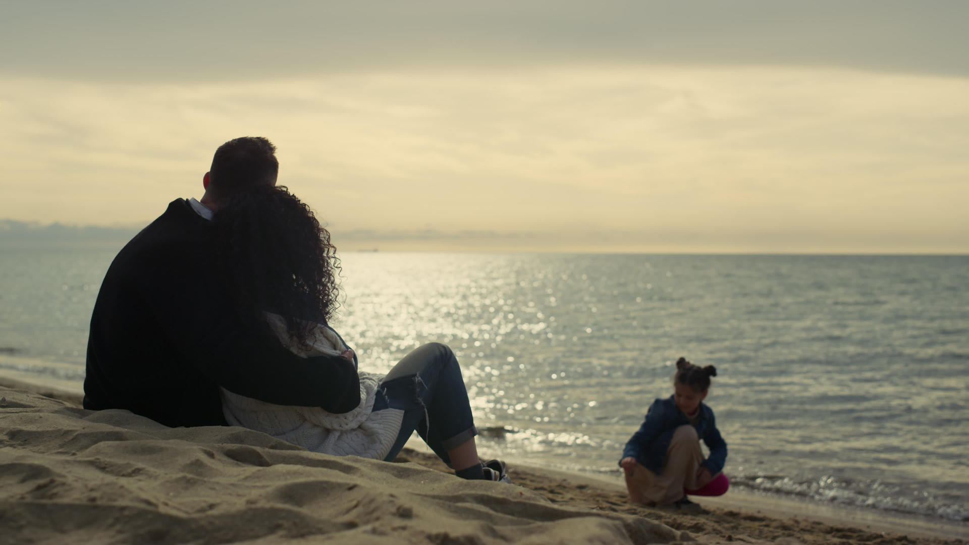一家人一起在沙滩上休息视频的预览图