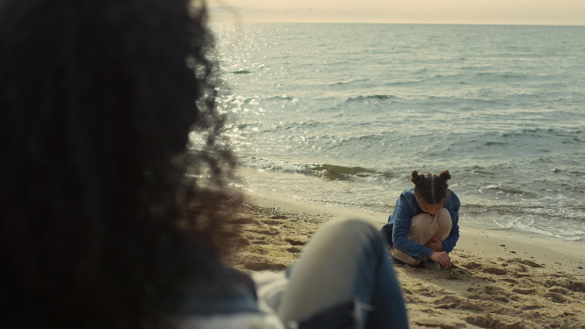 一家人坐在海滩上视频的预览图