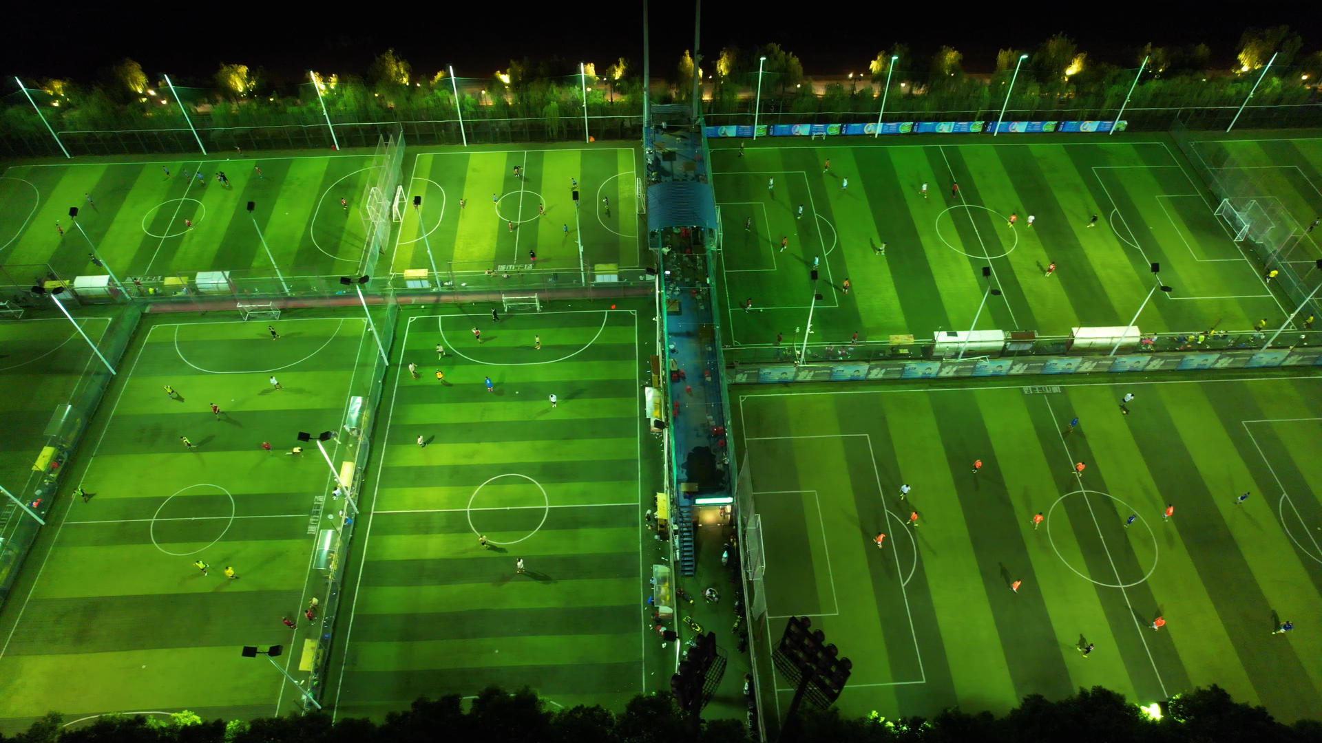 航拍城市夜景灯光足球场体育运动健身比赛4k素材视频的预览图