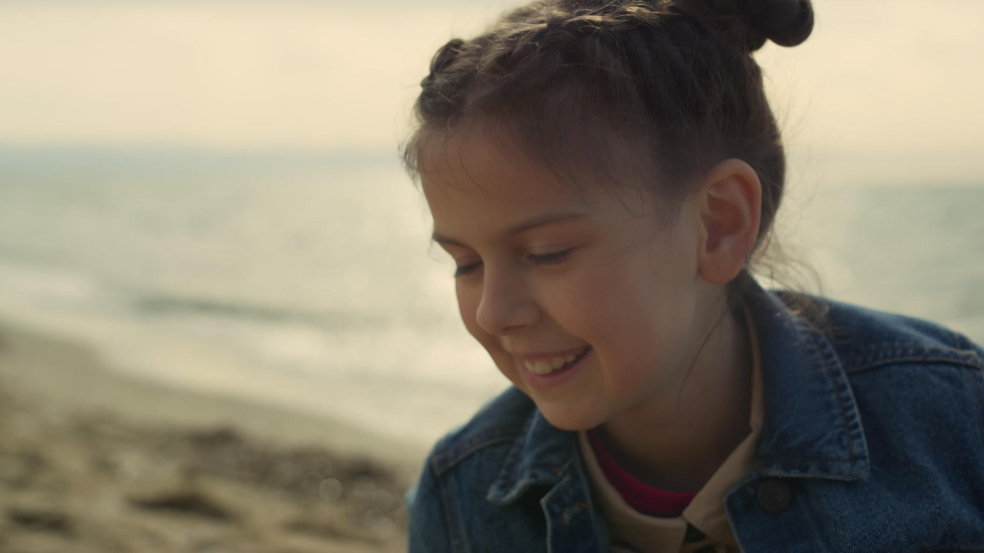 微笑的女孩在暑假玩海滩视频的预览图