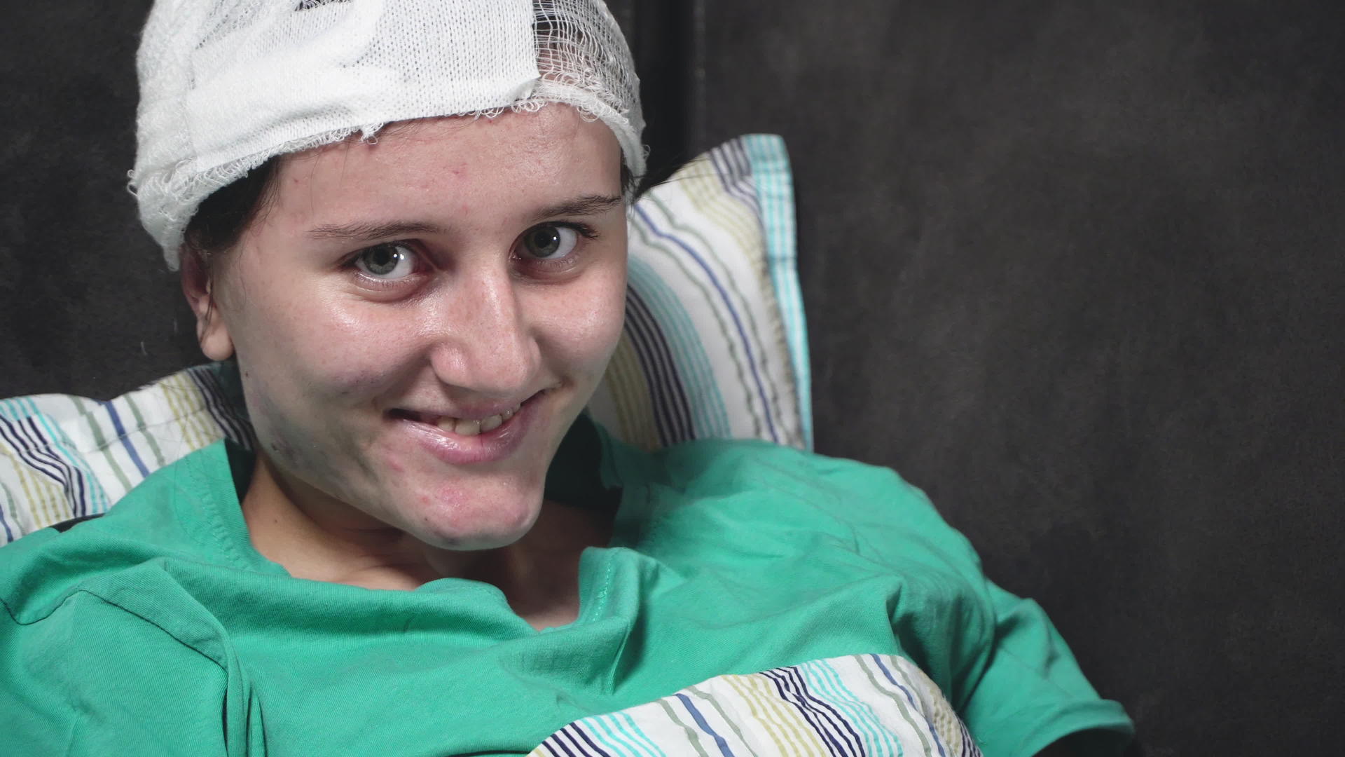 一名年轻美女在一次事故中受伤穿着绷带和头条头上挂着微笑视频的预览图