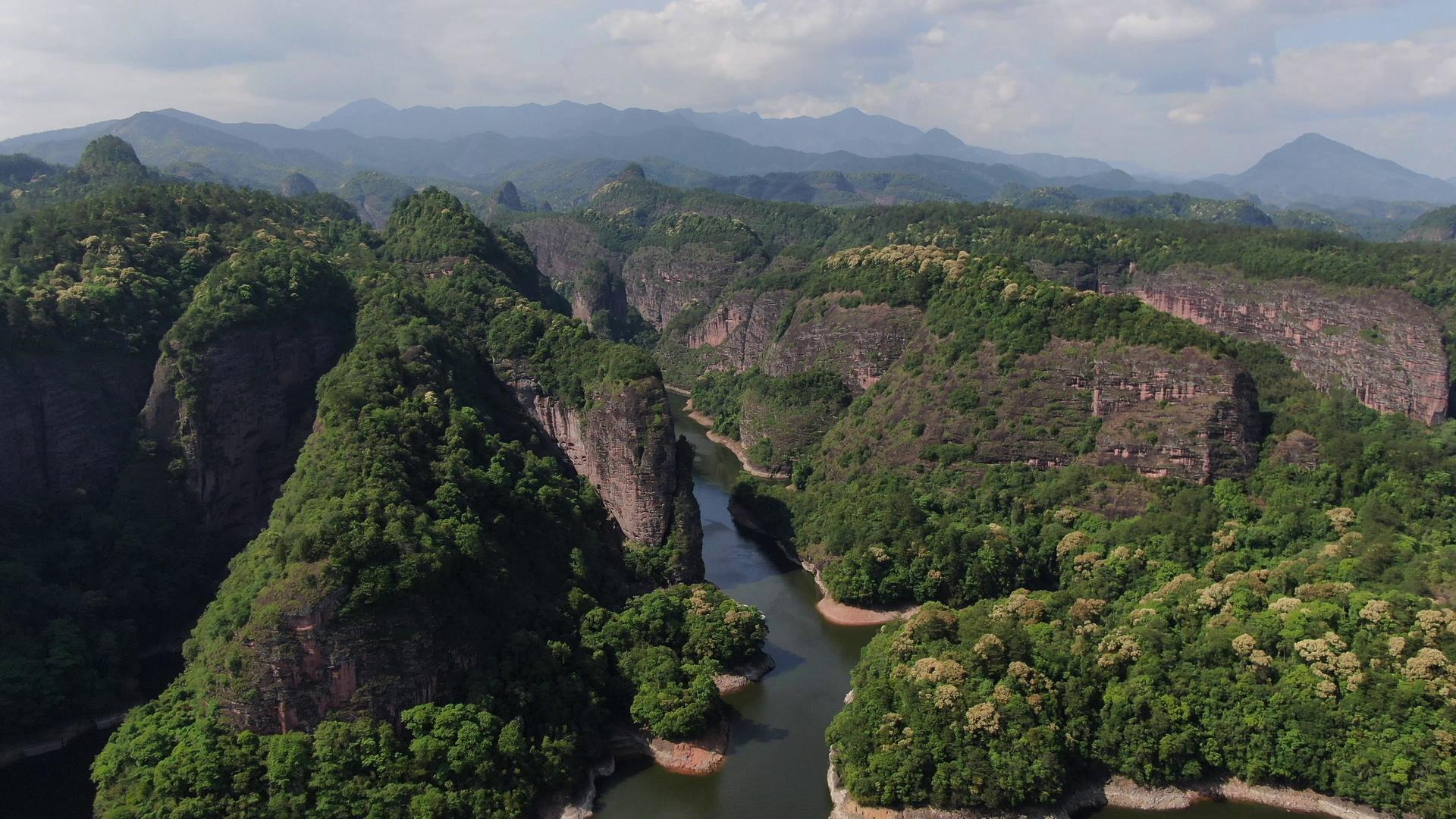 航拍福建泰宁景区陆地一线天奇景视频的预览图