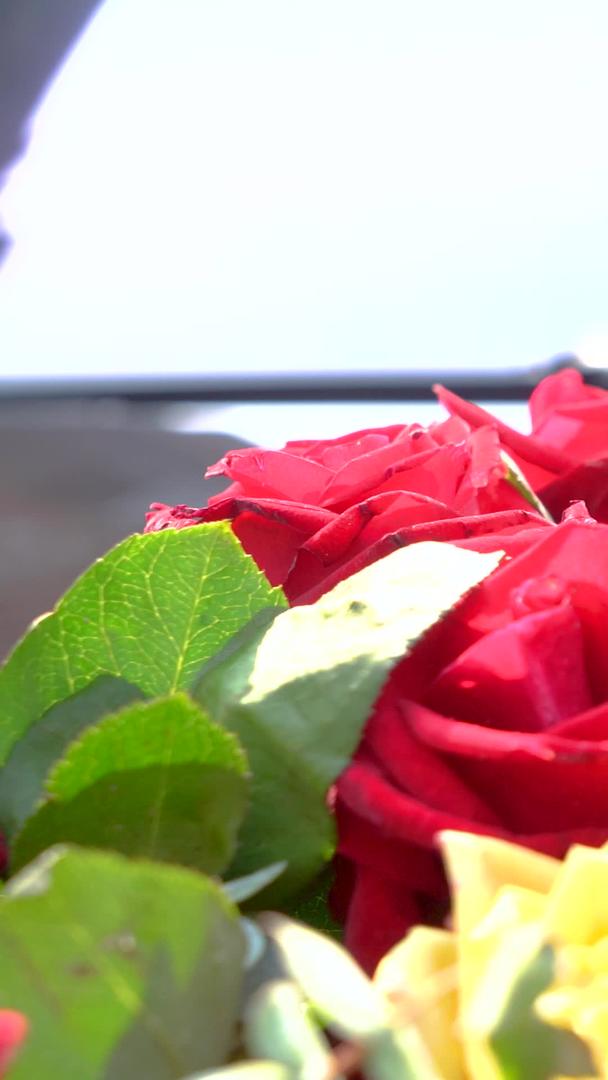 婚礼实拍婚礼车上鲜艳的玫瑰花簇视频的预览图