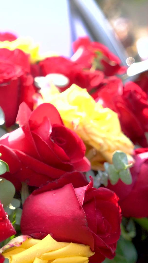 婚礼实拍婚礼车上鲜艳的玫瑰花簇视频的预览图