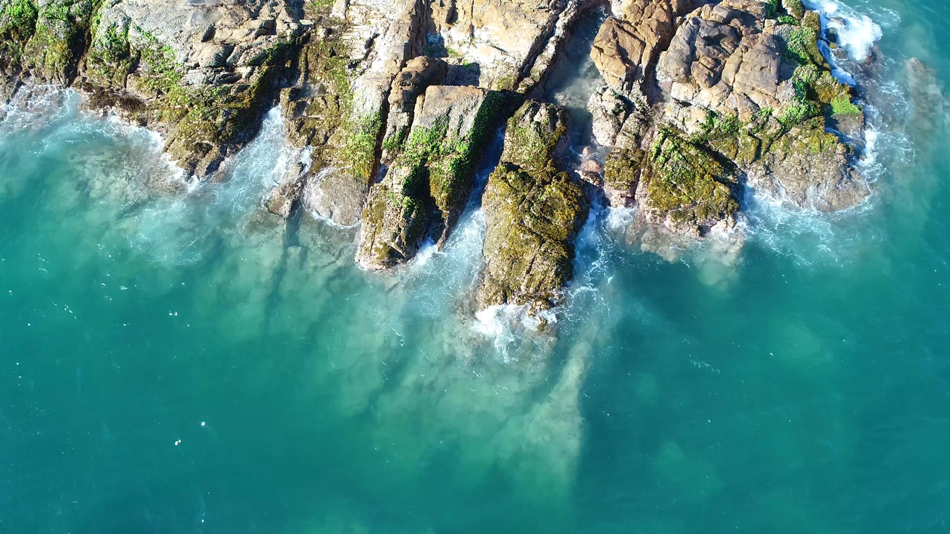 4K惠州海龟湾海浪礁石航拍视频的预览图