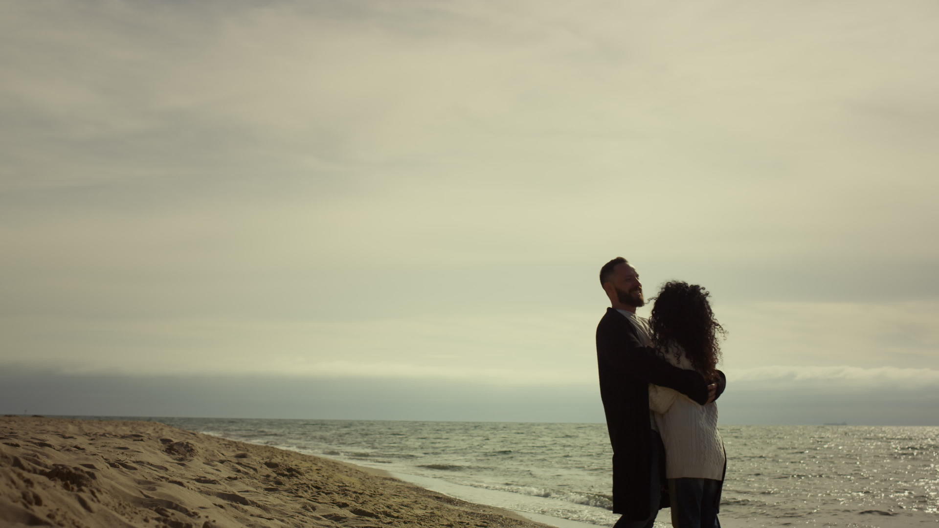 美丽的夫妇在大自然中拥抱海滩视频的预览图