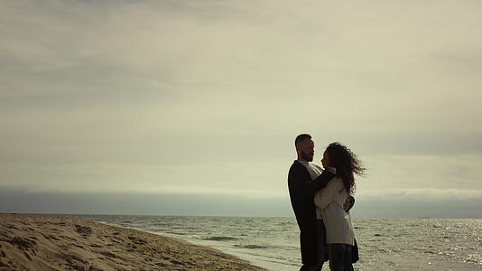 夫妇俩穿着便服站在海边视频的预览图