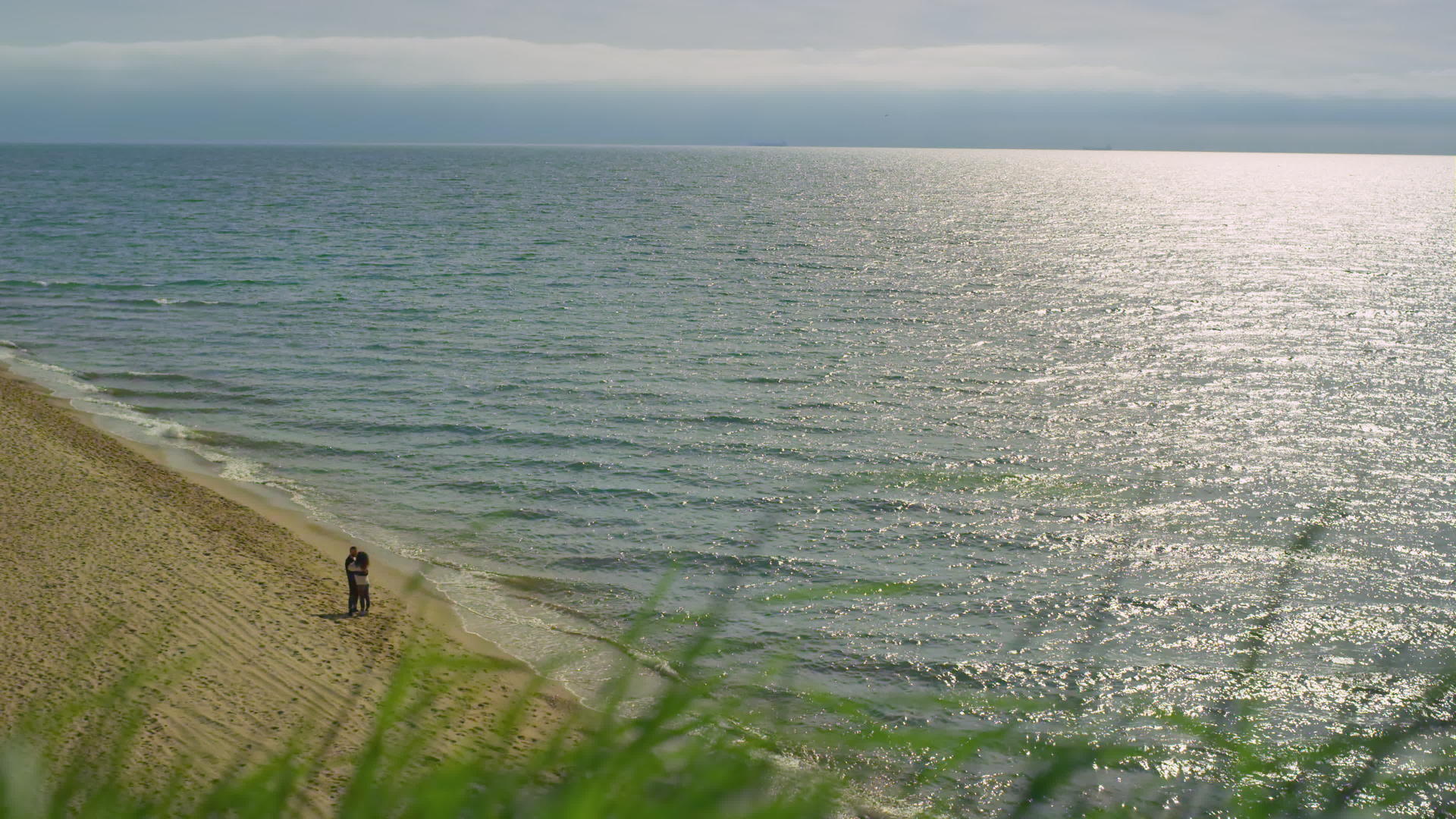 夫妇俩站在沙滩上视频的预览图