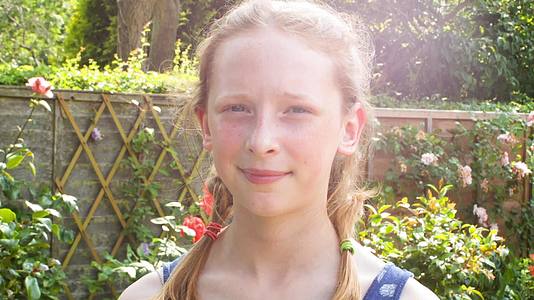 一个十几岁的caucasian花园里女孩的肖像视频的预览图