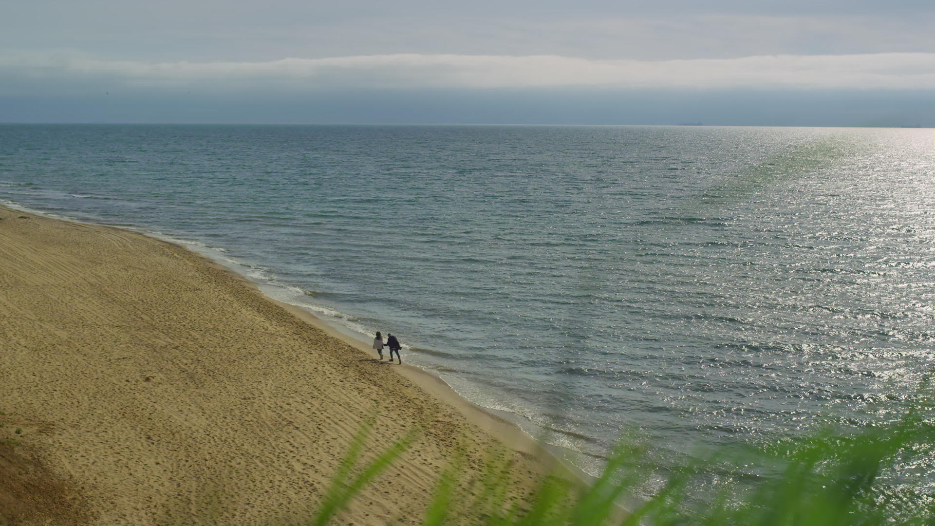 二人一起跑到海边视频的预览图
