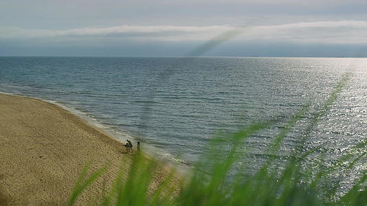 和平的海滩海岸视频的预览图