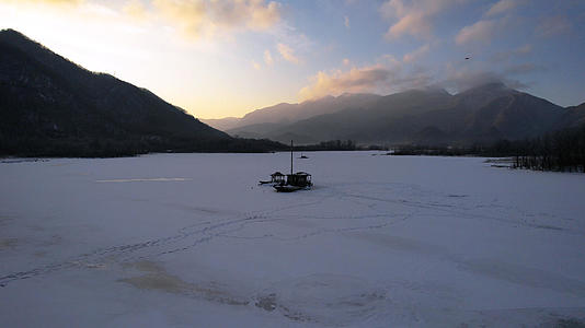 航拍冬天雪景神农架大九湖结冰的冰面和日出4k素材视频的预览图