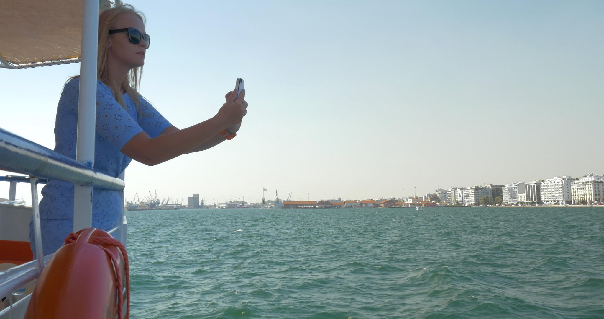 女孩在城市的海洋中乘船Thessaloonikigreece视频的预览图