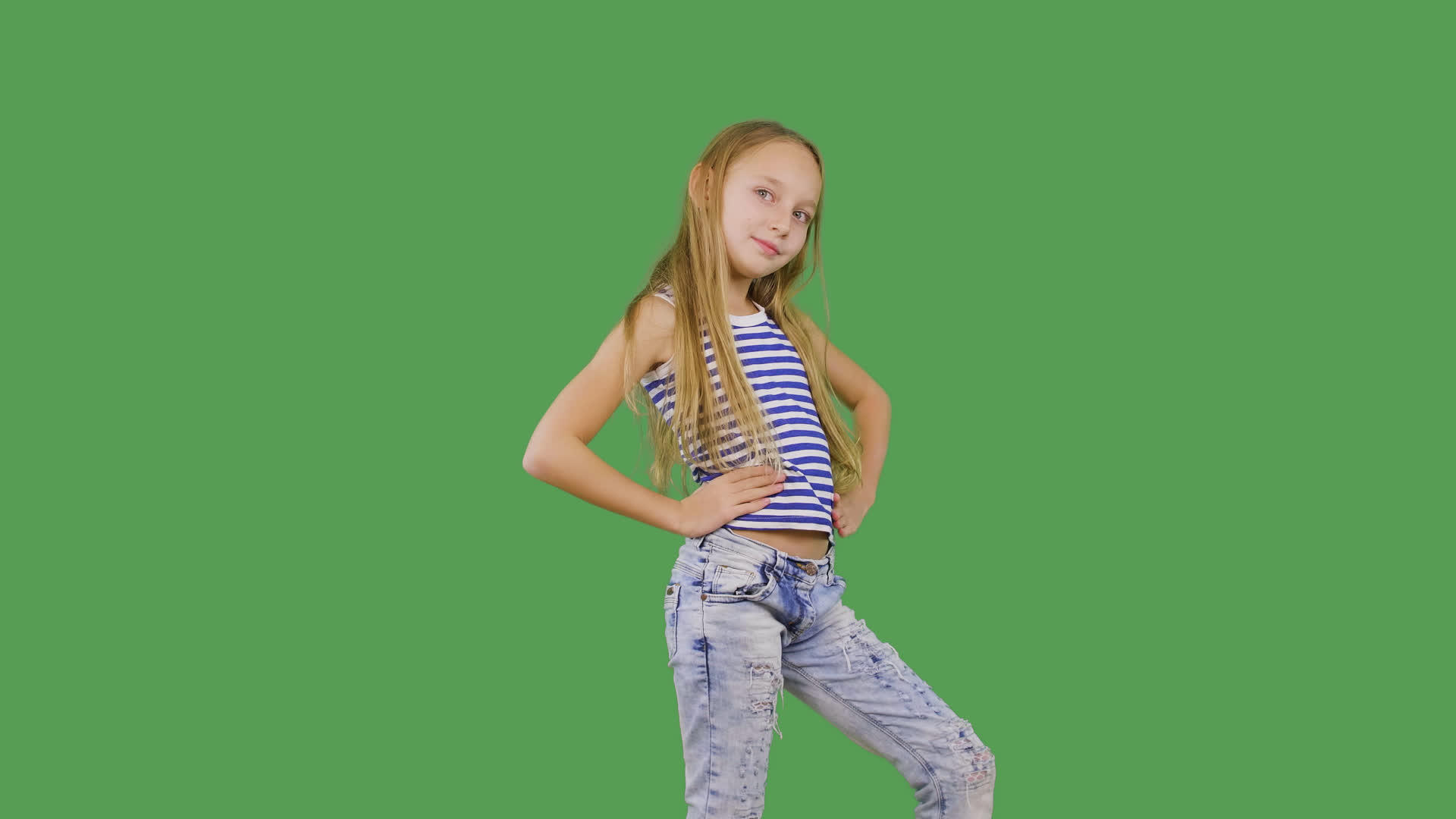 年轻女孩的模特在绿色背景上摆姿势视频的预览图