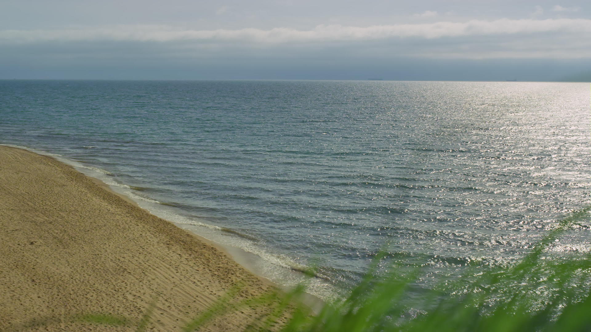 鸟瞰空荡荡的海滩海岸视频的预览图