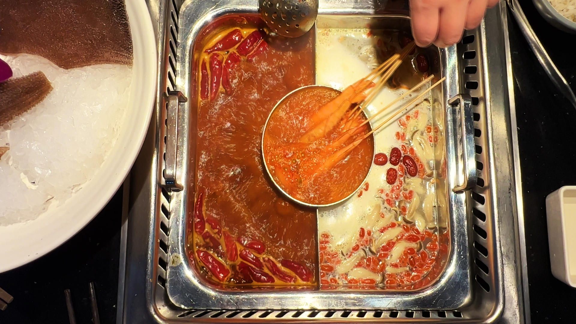 餐饮美食重庆特色火锅4k素材视频的预览图