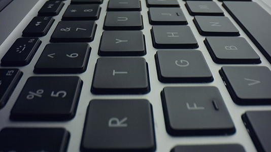 灰色笔记本电脑黑色键盘视频的预览图