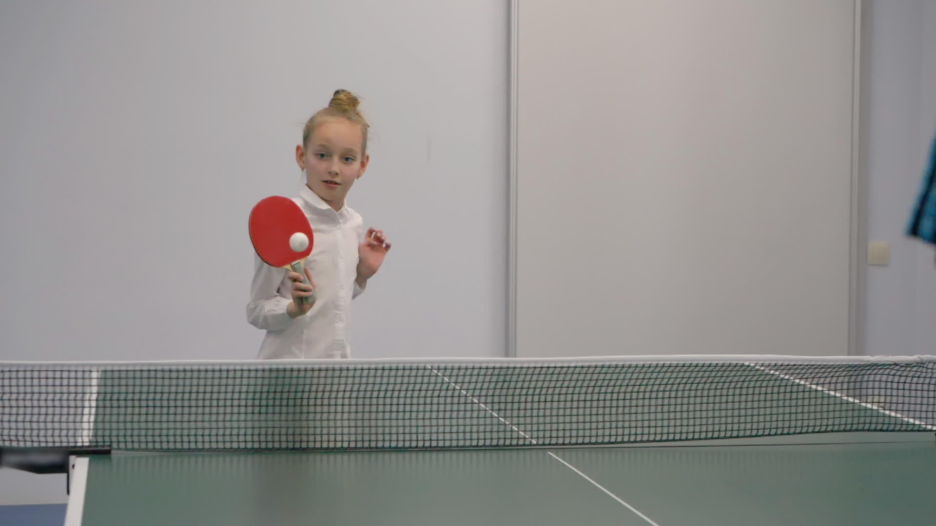 打乒乓球的年轻女孩打乒乓球的年轻女孩视频的预览图