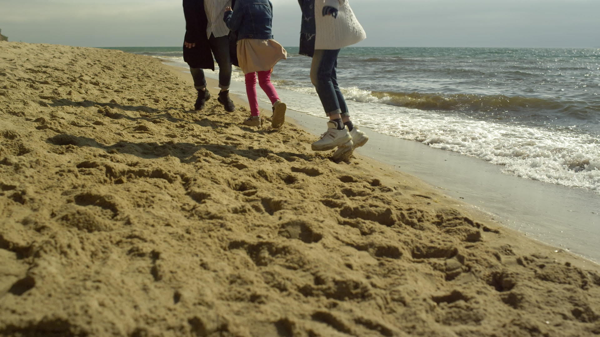 一家人的腿一起在海边玩耍视频的预览图
