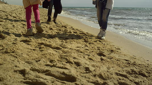 一家人在海沙边漫步海滩视频的预览图