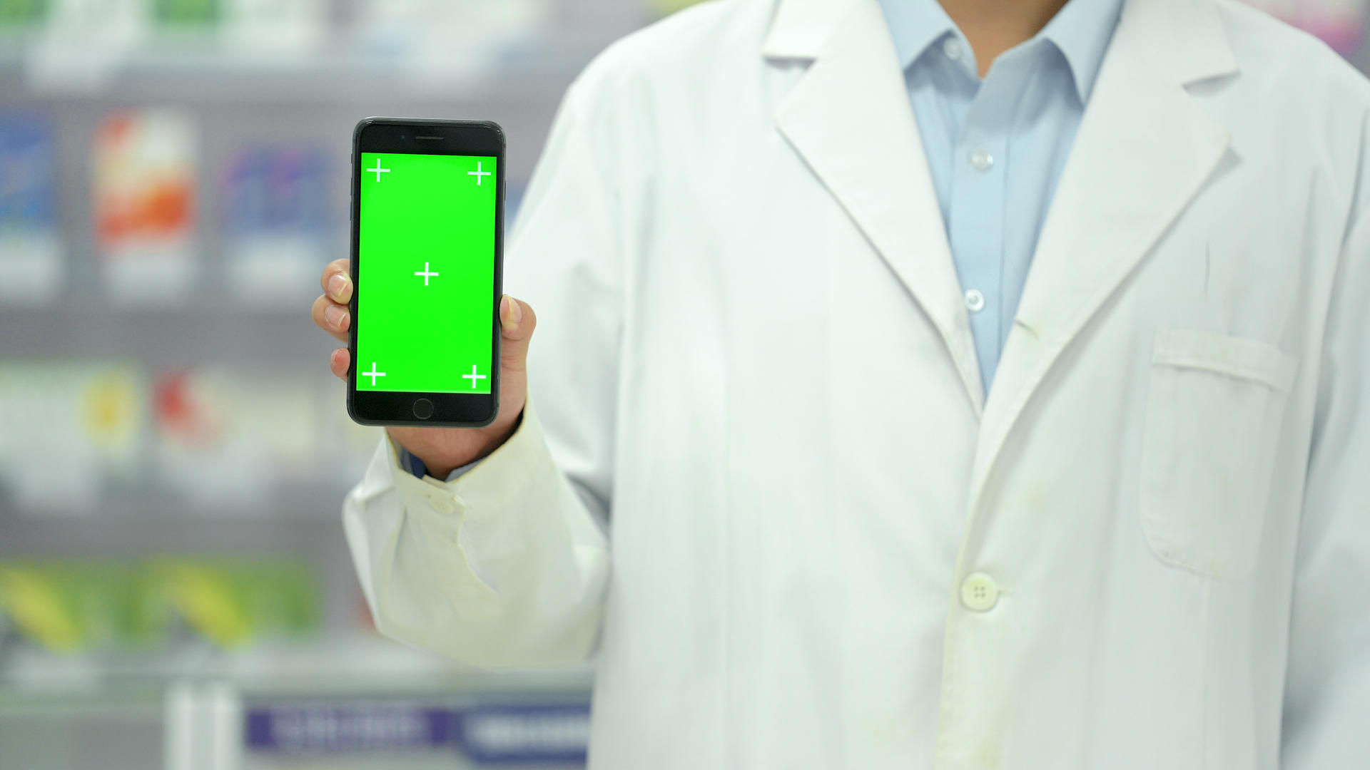 4k药房医院穿白大褂的医生展示绿屏手机抠像视频的预览图