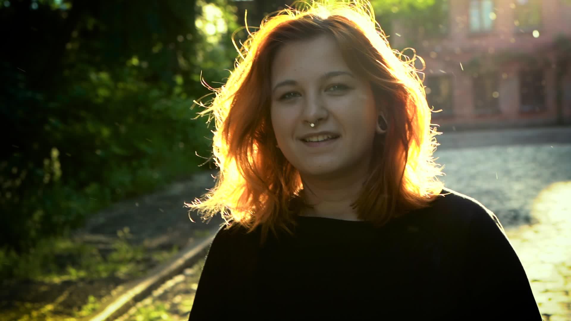 一个长着姜色头发的漂亮女孩被太阳遮住了视频的预览图