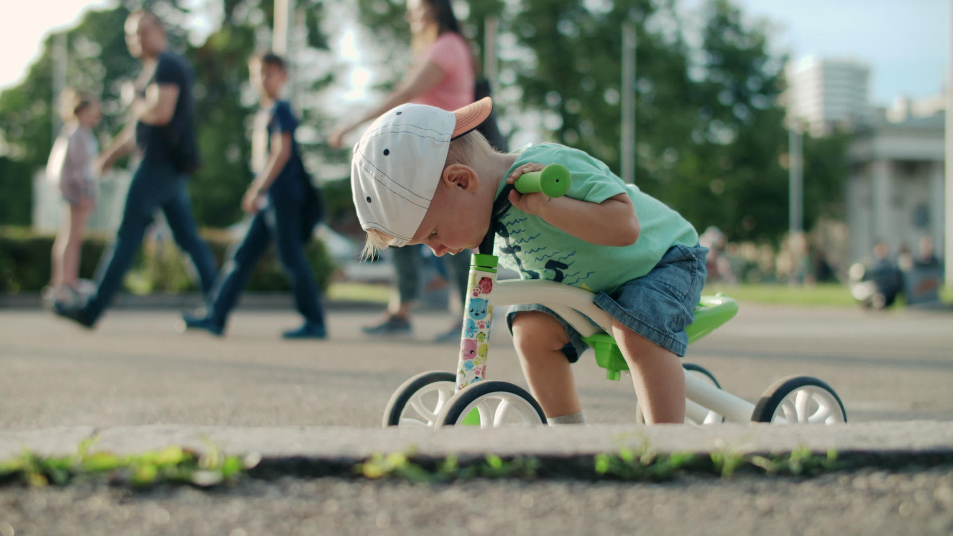 专注的孩子第一次骑自行车视频的预览图