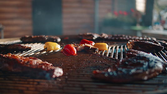 旋转烤架上烧烤和蔬菜的特写镜头视频的预览图