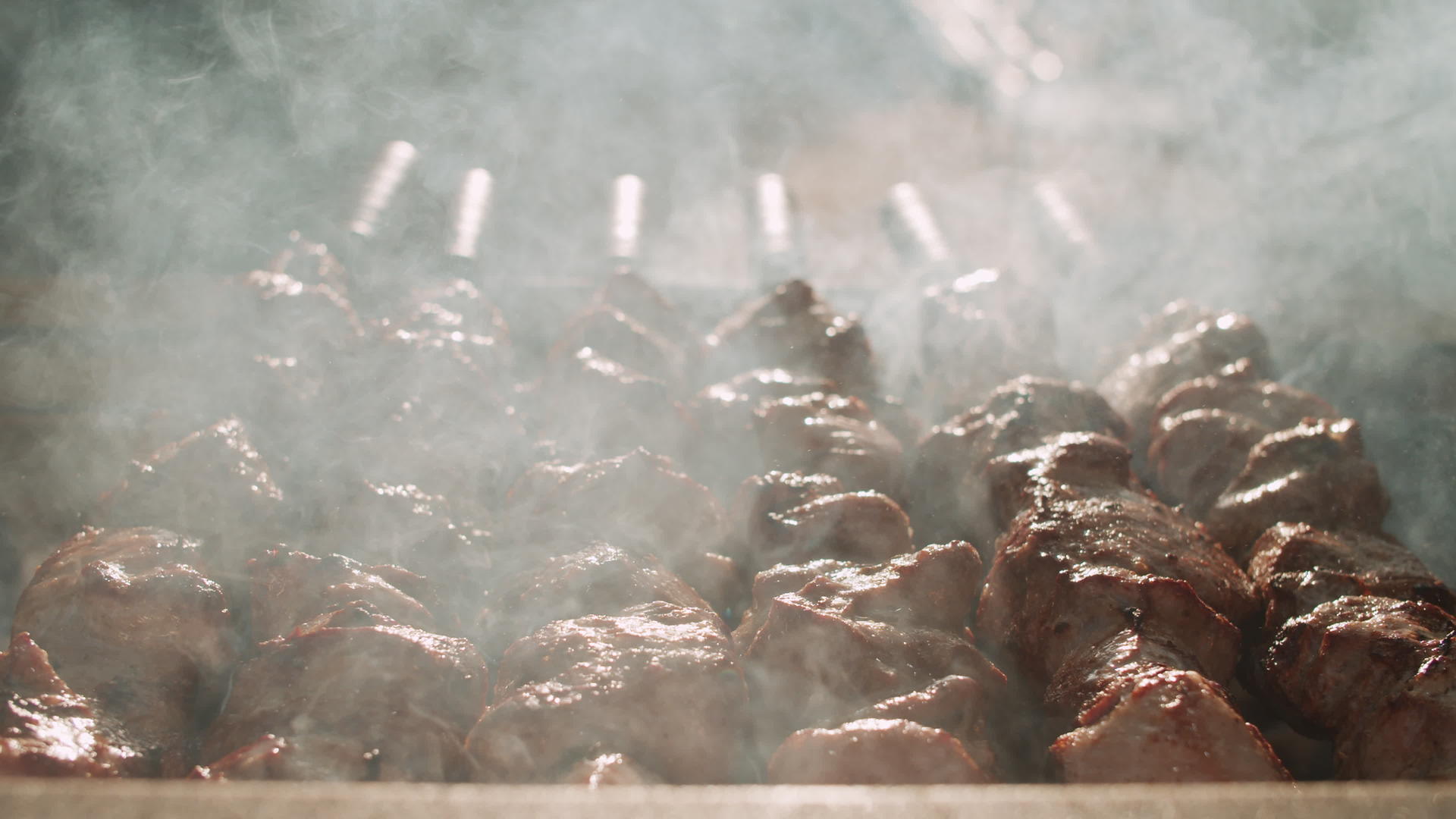 户外明火烤羊肉串视频的预览图