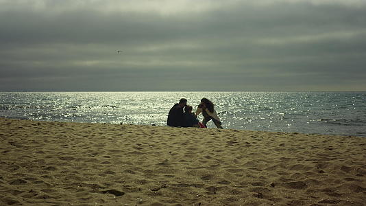 一家人一起在海边拍照视频的预览图