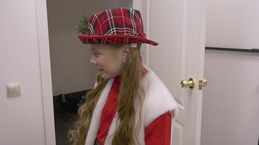 年轻女孩穿着圣诞服在更衣室跳舞视频的预览图